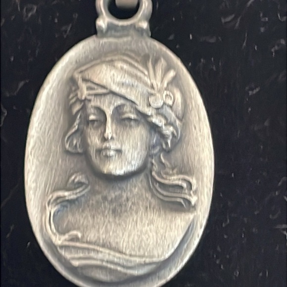 Vintage pewter lady bust pendant - Picture 2 of 4